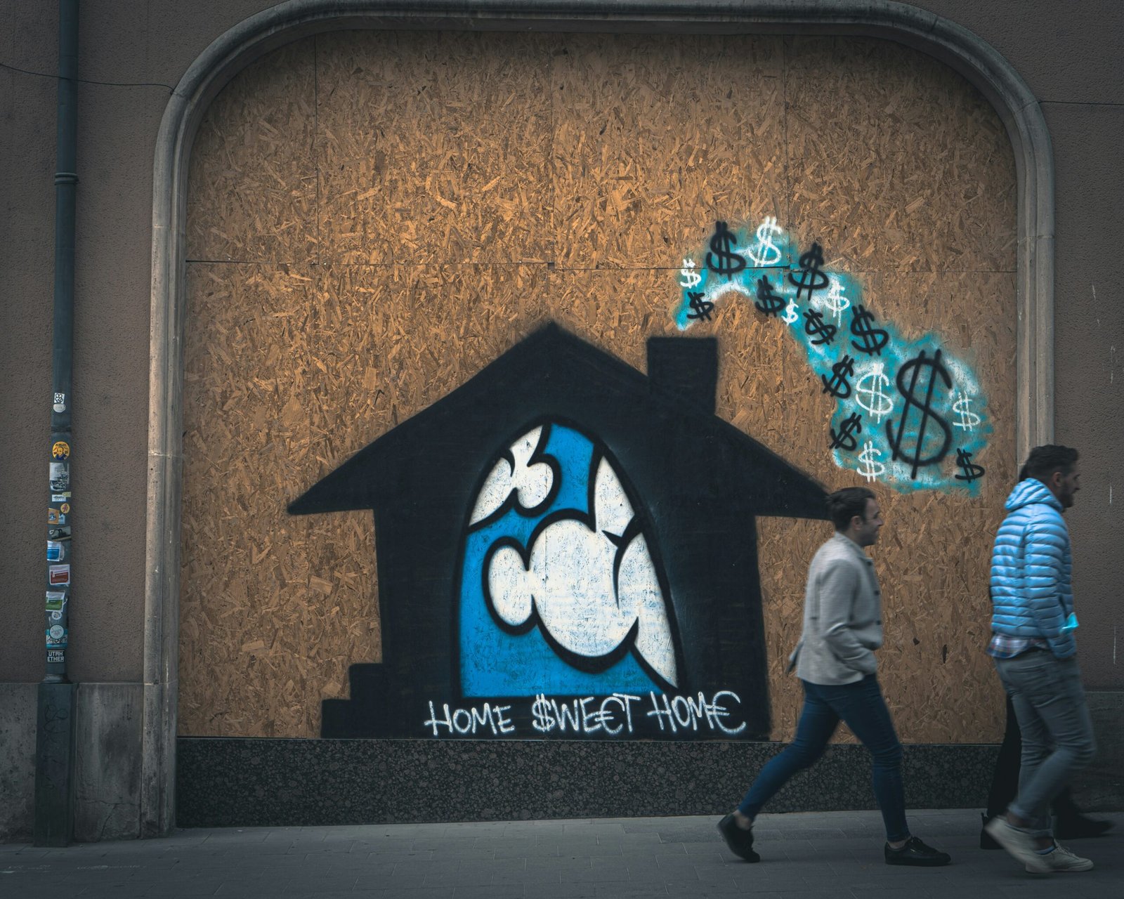 Una pintada de una casa que pretende responder a la cuestiónLa vivienda: ¿comprar ya o esperar?